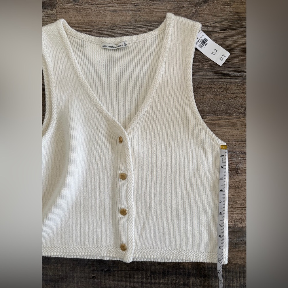 Abercrombie & Fitch size XL MARA Rib Knit Crest Button Up Sweater Vest in Cream - Picture 7 of 12